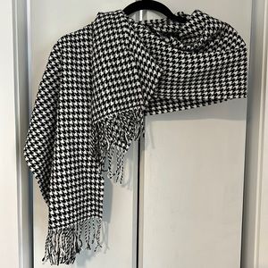 Black and white houndstooth scarf